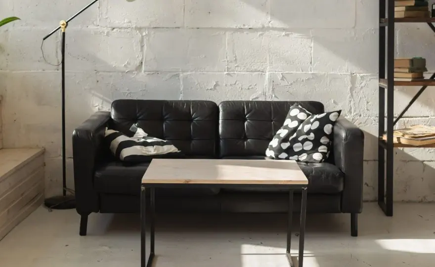Jakie poduszki do czarnej kanapy? Stylowe inspiracje i porady